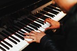 see how to play piano 